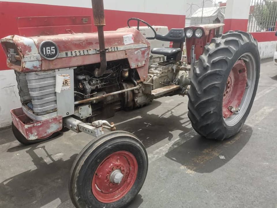 Tracteur MF165