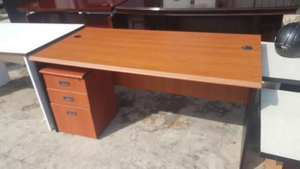 les bureaux et fauteuils